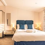 The Crucible Lodge With Hot Tub